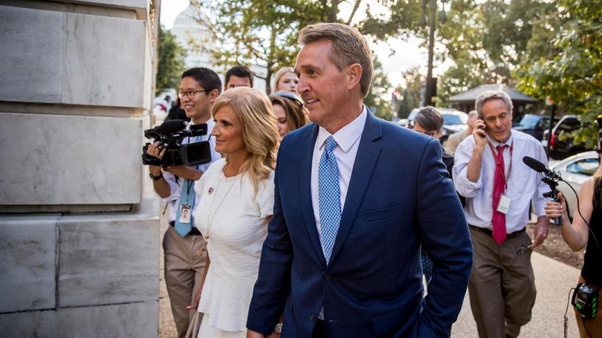 El senador Jeff Flake, republicano por Arizona, acompañado por su esposa, Cheryl, sale del Capitolio en Washington, el martes pasado, después de anunciar que no buscará la reelección en el 2018.