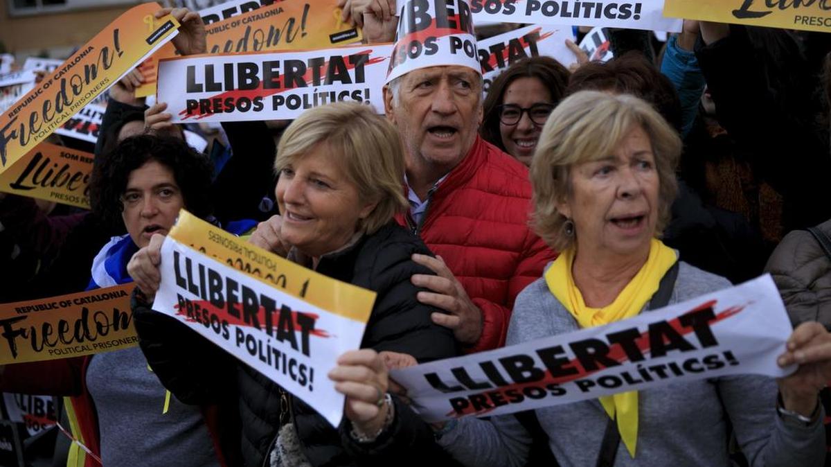 Partidarios de la independencia de Cataluña piden la liberación de los políticos encarcelados en una protesta en Barcelona, el 11 de noviembre.