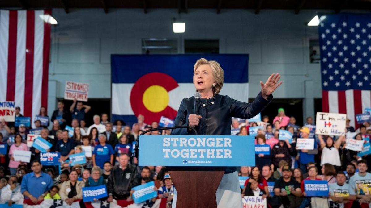 La candidata demócrata Hillary Clinton preside un acto político en Pueblo, Colorado, el miércoles pasado, después de sostener un caldeado debate con su rival republicano, Donald Trump, el domingo 9 de octubre.
