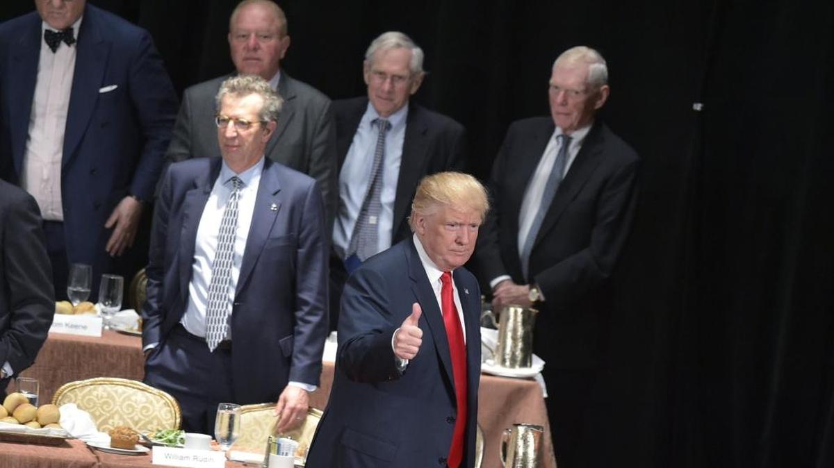 El candidato presidencial republicano, Donald Trump, saluda al público después de hablar en un evento celebrado en el hotel Waldorf Astoria, en Nueva York, este jueves.