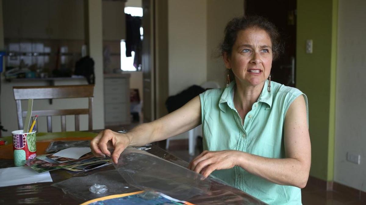 La norteamericana Lori Berenson, que cumplió una condena en Perú por terrorismo, organiza fotos familiares en Lima antes de regresar a Nueva York.
