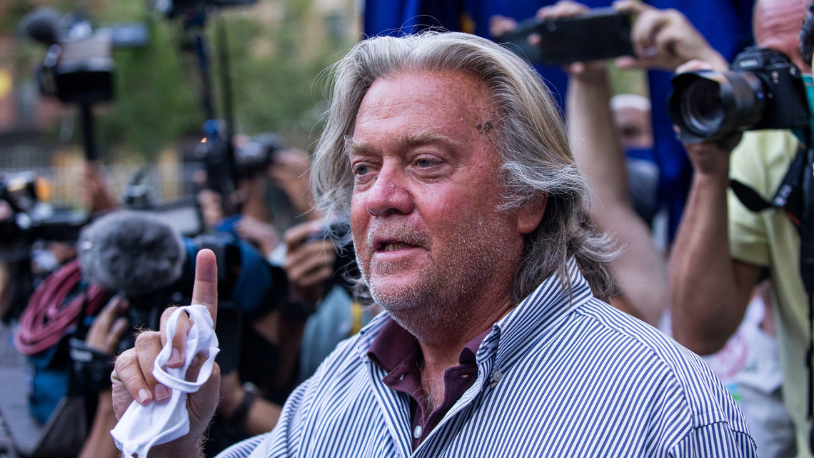 El muro de humo: Steve Bannon y la acusación de estafa millonaria