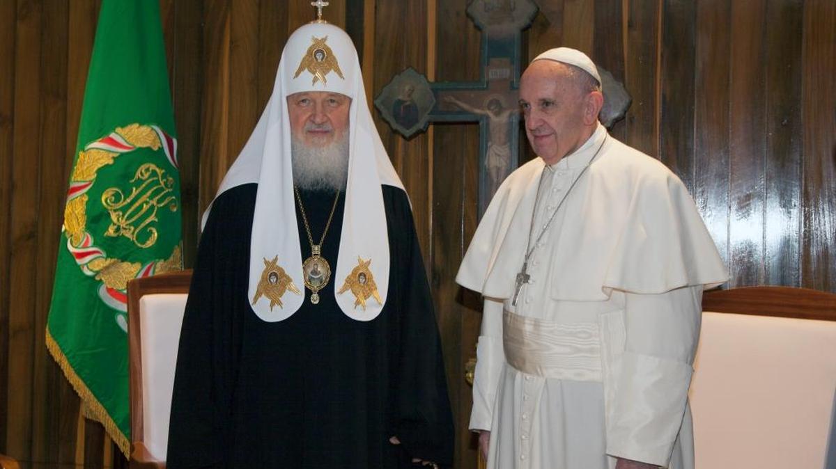 El papa Francisco (izq.) y el patriarca de la Iglesia Ortodoxa Rusa, Kirill, se reúnen en el Aeropuerto Internacional José Martí, en La Habana, en un encuentro histórico de dos iglesias separadas por un cisma desde hace mil años.