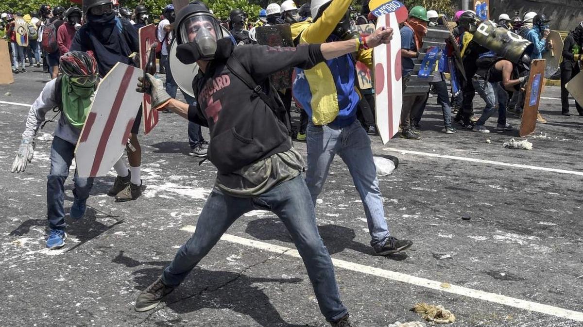 Activistas de la oposición se enfrentan a la policía venezolana en Caracas, el miércoles pasado.