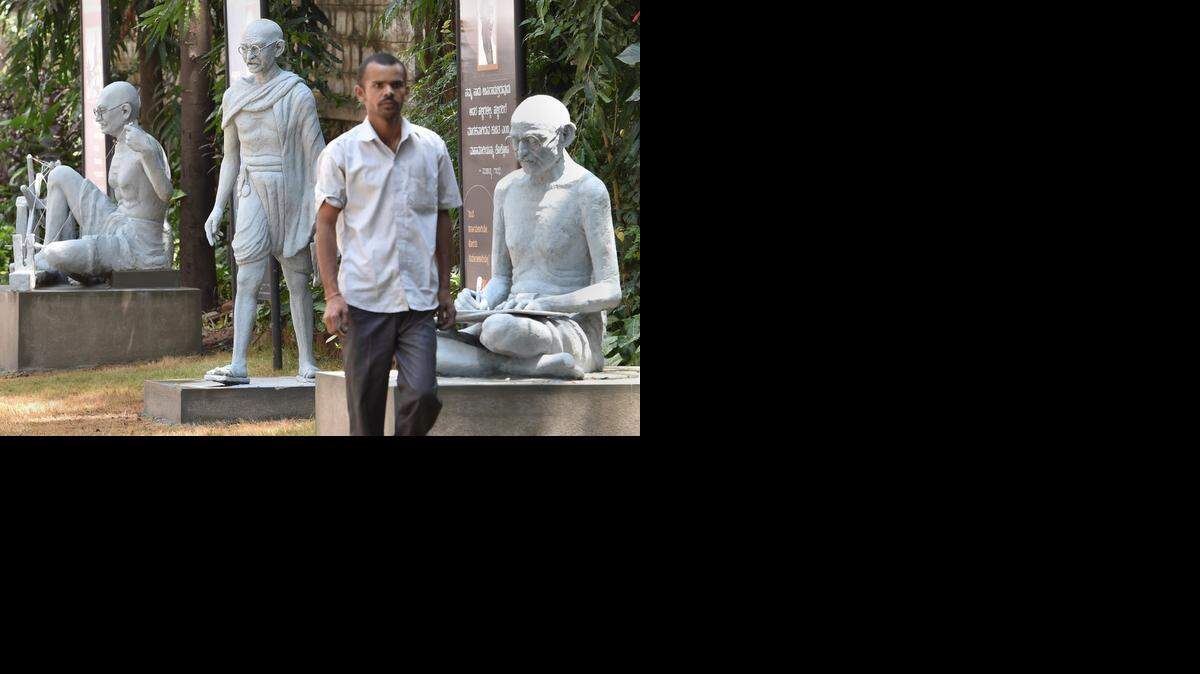 
Un trabajador pasa junto a varias estatuas de Mahatma Gandhi en Bangalore, durante una celebración del líder de la independencia de la India.

