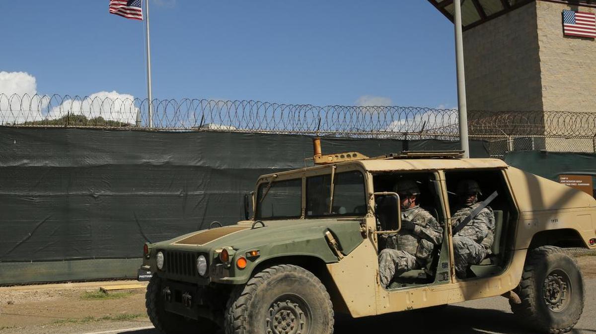 Personal militar patrulla los alrededores del Campo 6 en la base de Guantánamo, Cuba, este febrero.