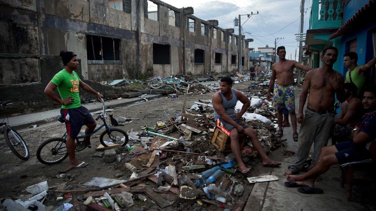 Vecinos de Baracoa se reúnen el viernes en una calle llena de escombros tras el paso del huracán Matthew por el extremo oriental de Cuba.