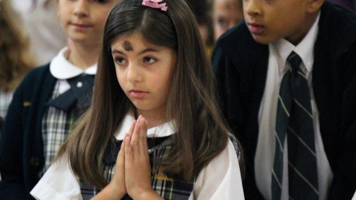 Un grupo de estudiantes de Saint Theresa Catholic School asisten a misa en Church of Little Flower en Coral Gables en el 2012.