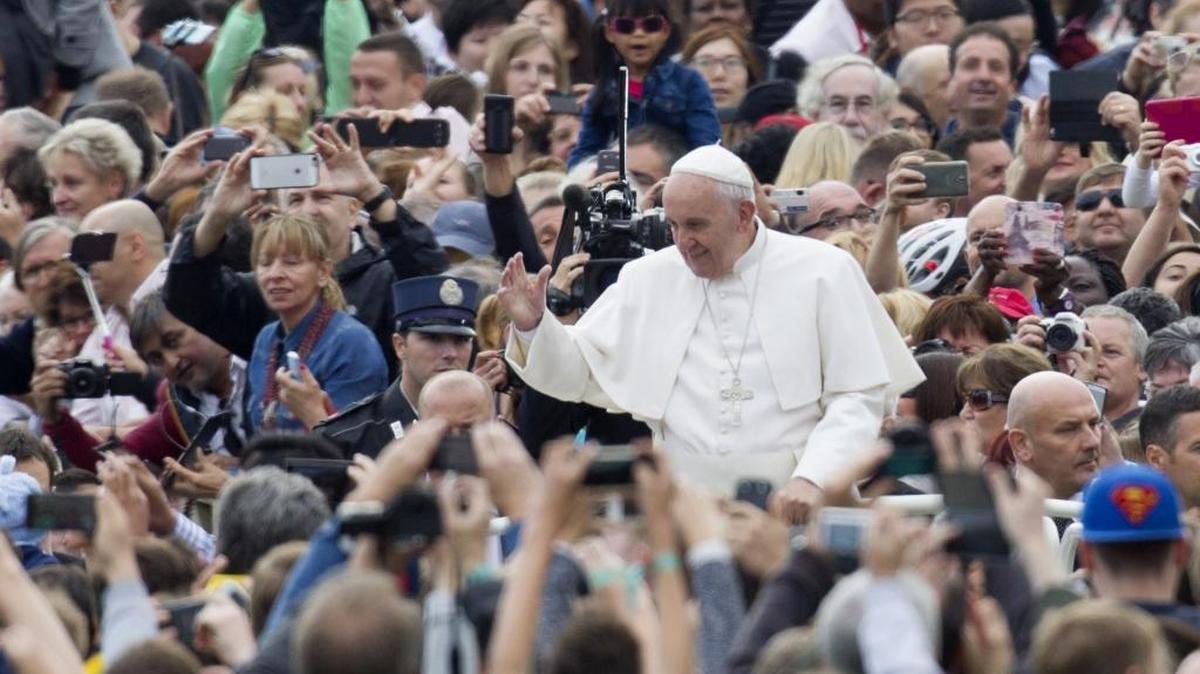 
El papa Francisco saluda a los fieles al llegar a su audiencia general semanal en la Plaza de San Pedro, en el Vaticano, el lunes pasado.
