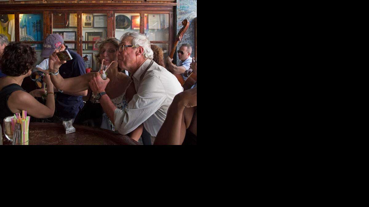 
Una pareja de turistas se toma una foto en el famoso restaurante La Bodeguita del Medio, en la Habana Vieja, el domingo 22 de marzo.
