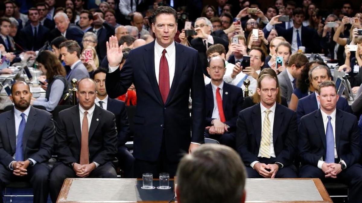 El ex director del FBI James Comey presta juramento durante la audiencia en el Senado, el 8 de junio.
