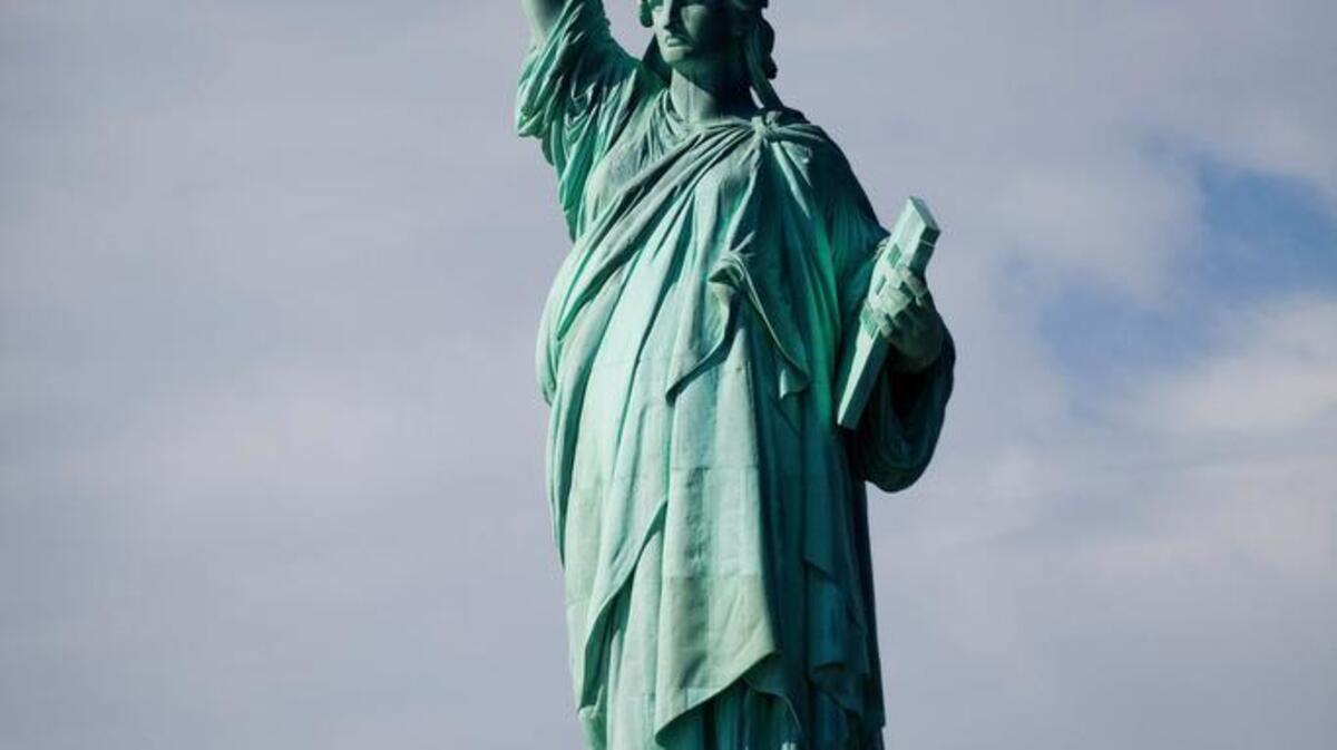 La Estatua de la Libertad, que se alza en la bahía de Nueva York, fue un regalo de Francia a la nación norteamericana.