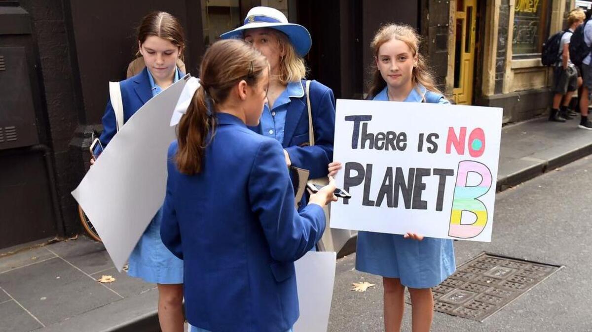 Con una pancarta que dice “No hay un planeta B”, jóvenes estudiantes protestan a favor de medidas que reduzcan el impacto del cambio climático, el 3 de mayo en Melbourne, Australia.