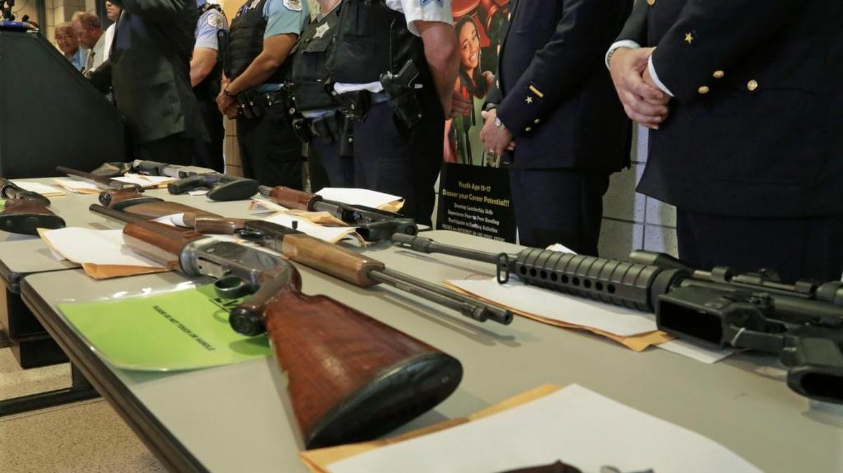 
La policía de Chicago muestra algunas de las miles de armas de fuego ilegales que fueran incautadas en el año 2014.


