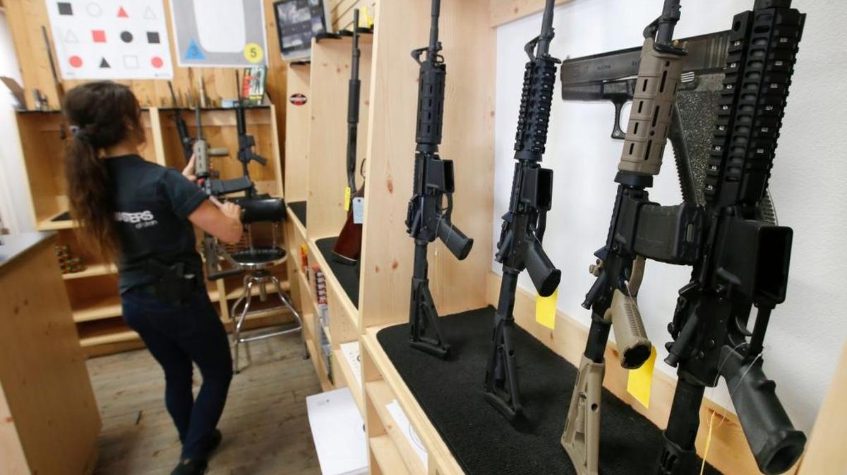 Una empleada separa un fusil AR-15 en una armería en Springville, Utah. La masacre en el club Pulse de Orlando ha reavivado el debate sobre las armas.