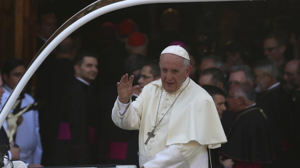 El Papa Francisco llega a la catedral en la Plaza de Armas de Santiago de Chile para reunirse con sacerdotes católicos, el 16 de enero.