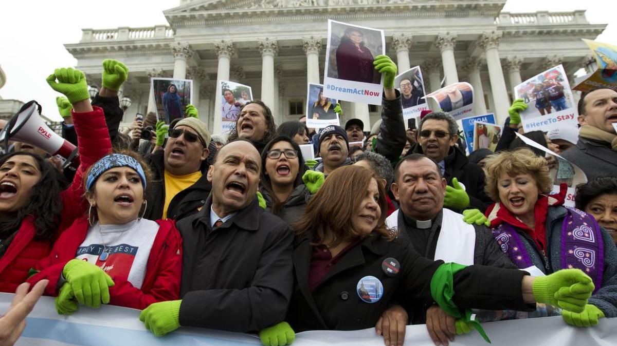 El representante Luis Gutiérrez (tercero desde la izq.) y defensores de la inmigración se manifiestan junto al Capitolio, en Washington, en defensa de los Dreamers y del programa de protección temporal a inmigrantes (TPS), el 6 de diciembre.