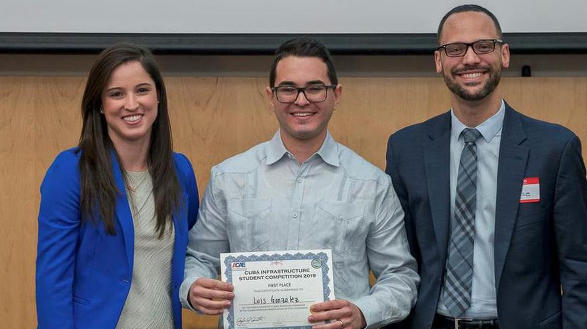 El ganador del primer premio, Luis González (centro), junto a la ingeniera Regina Rodríguez, directora del comité de las competencias y presidenta de la Asociación de Ingenieros Cubanoamericanos, y del ingeniero José Enrique Cueto, presidente de la Asociación de Ingenieros Civiles Cubanoamericanos.