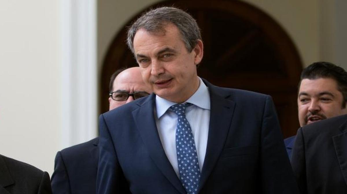 José Luis Rodríguez Zapatero (der.), ex presidente de gobierno español, sale de una reunión en Caracas con el entonces presidente de la Asamblea Nacional de Venezuela Henry Ramos Allup (izq., al frente), en mayo del 2016.