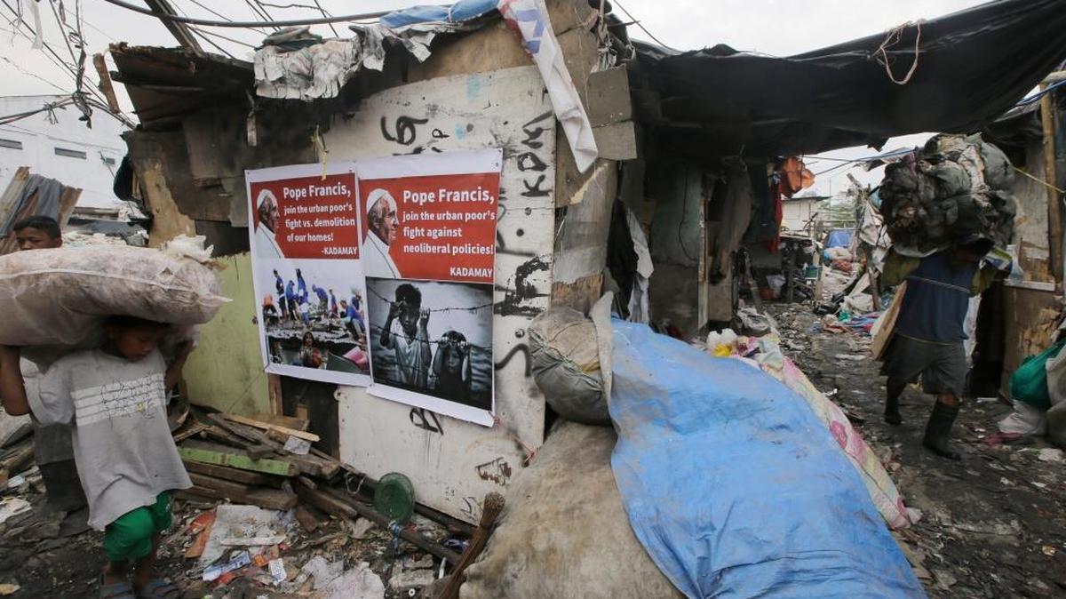 
En el basurero Payatas cercano a Manila, se ven afiches del Papa con un llamado de solidaridad hacia los pobres en enero del 2015.
