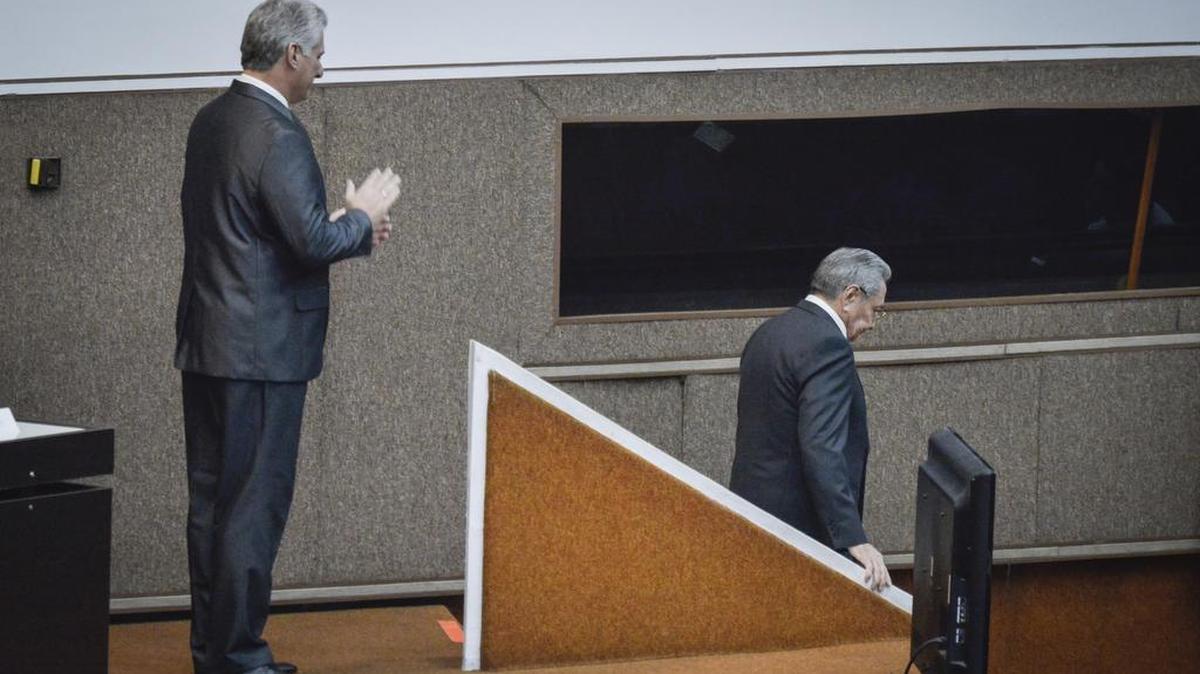 El nuevo presidente cubano, Miguel Díaz-Canel (der.), aplaude a su antecesor en el cargo, Raúl Castro, en la Asamblea Nacional en La Habana, el 19 de abril.