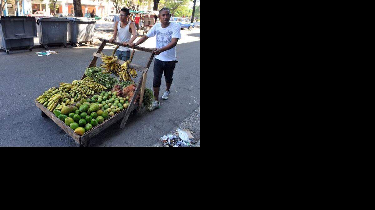 
Dos jóvenes cuentapropistas venden verduras en las calles de La Habana, en esta imagen del 2013.

