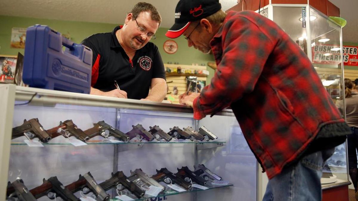 
Un cliente compra una pistola en una armería de Bridgeton, en Missouri, en esta imagen del 2014.
