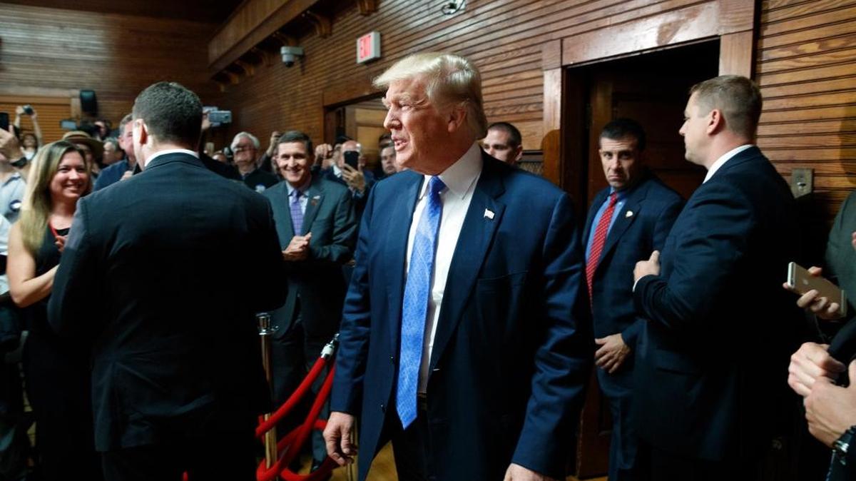 El candidato presidencial republicano Donald Trump llega a una reunión con simpatizantes en Sandown, Nuevo Hampshire, el jueves pasado.