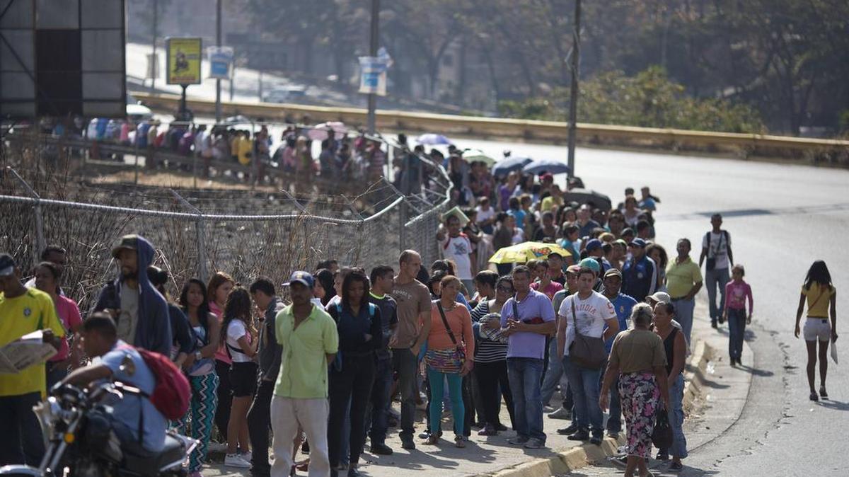 Un gran número de personas hace fila para comprar productos a precios regulados por el gobierno en Caracas, el 19 de febrero.