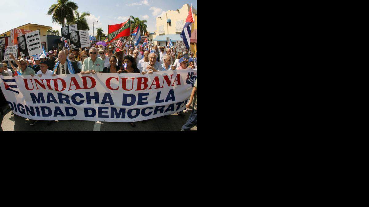 
Una marcha de exiliados cubanos, encabezada por la organización Unidad Cubana, recorre la Calle Ocho de Miami el pasado 24 de febrero.
