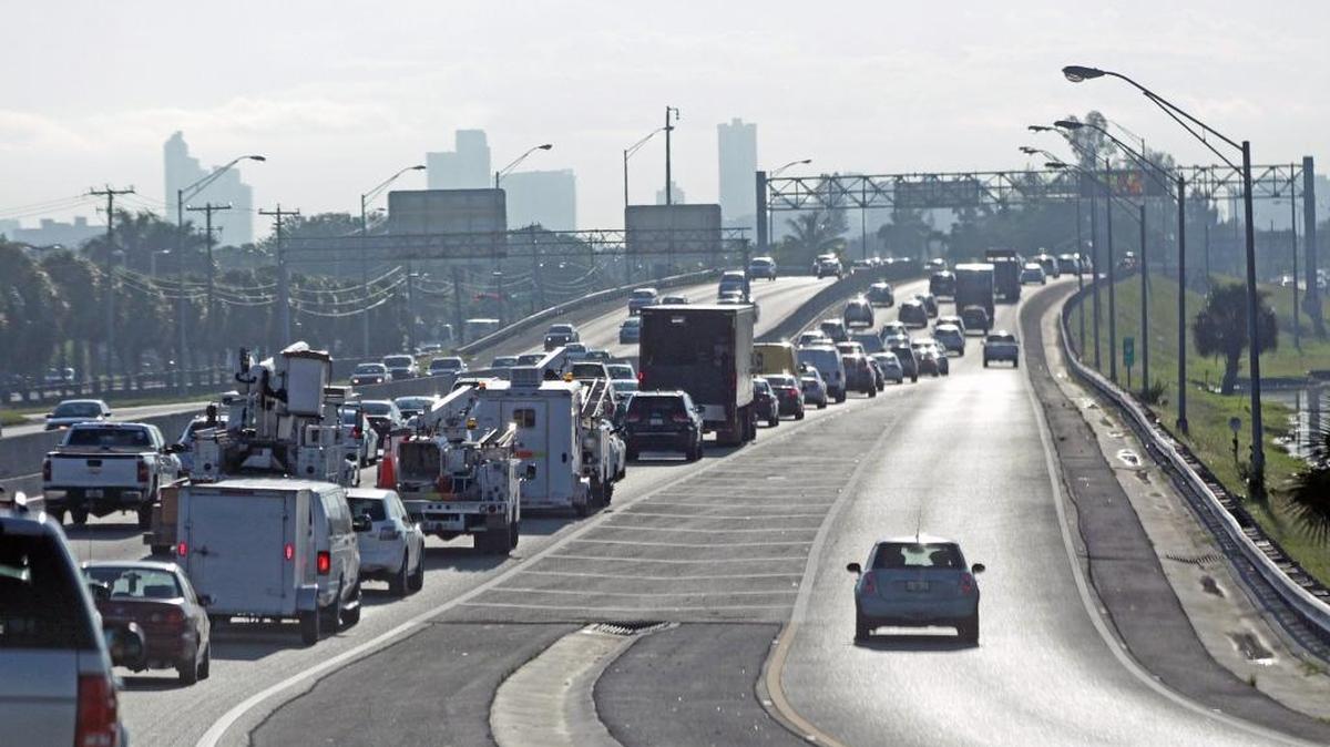 
El tráfico en dirección este en la autopista 836, en la hora pico de la mañana, avanza lentamente cerca de LeJeune Road, a fines de agosto.
