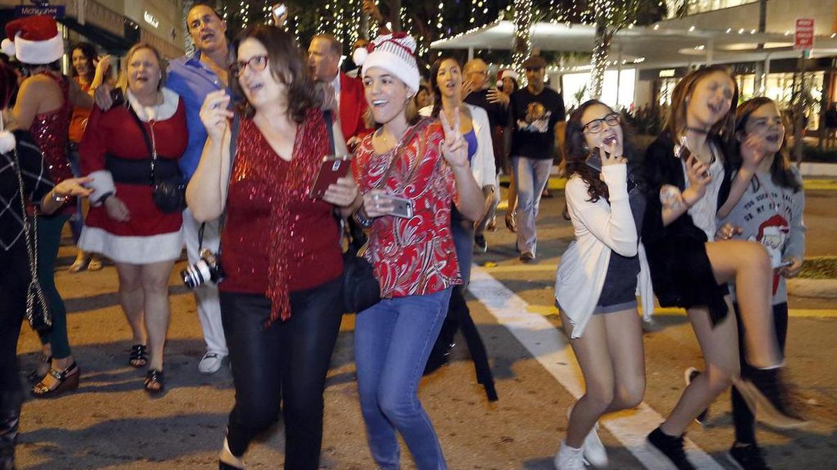 Una multitud festeja la Navidad en Lincoln Road el pasado diciembre.