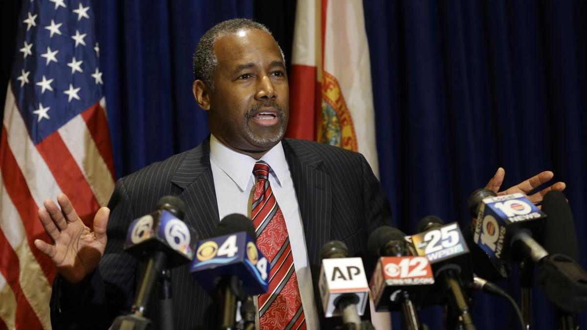 El candidato republicano Ben Carson ofrece una conferencia de prensa en Palm Beach Gardens, Florida. 