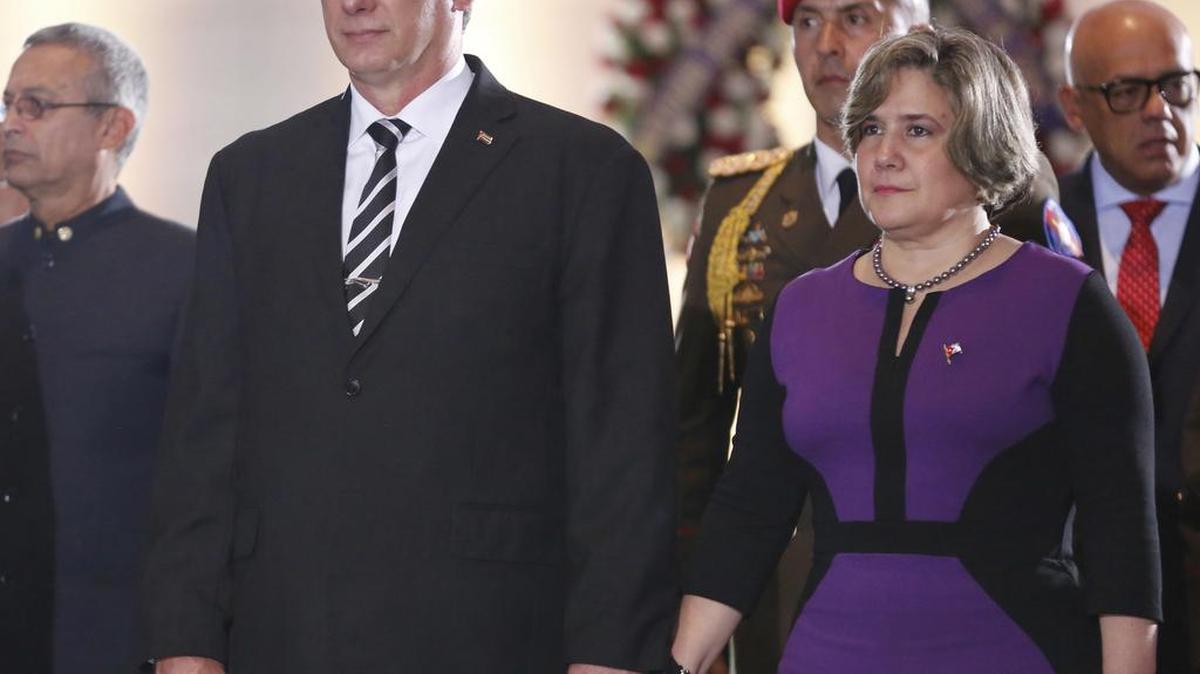 El presidente de Cuba, Miguel Díaz-Canel, y la primera dama, Lis Cuesta Peraza, asisten a una ceremonia en la tumba del Libertador Simón Bolívar en Caracas, el 30 de mayo.