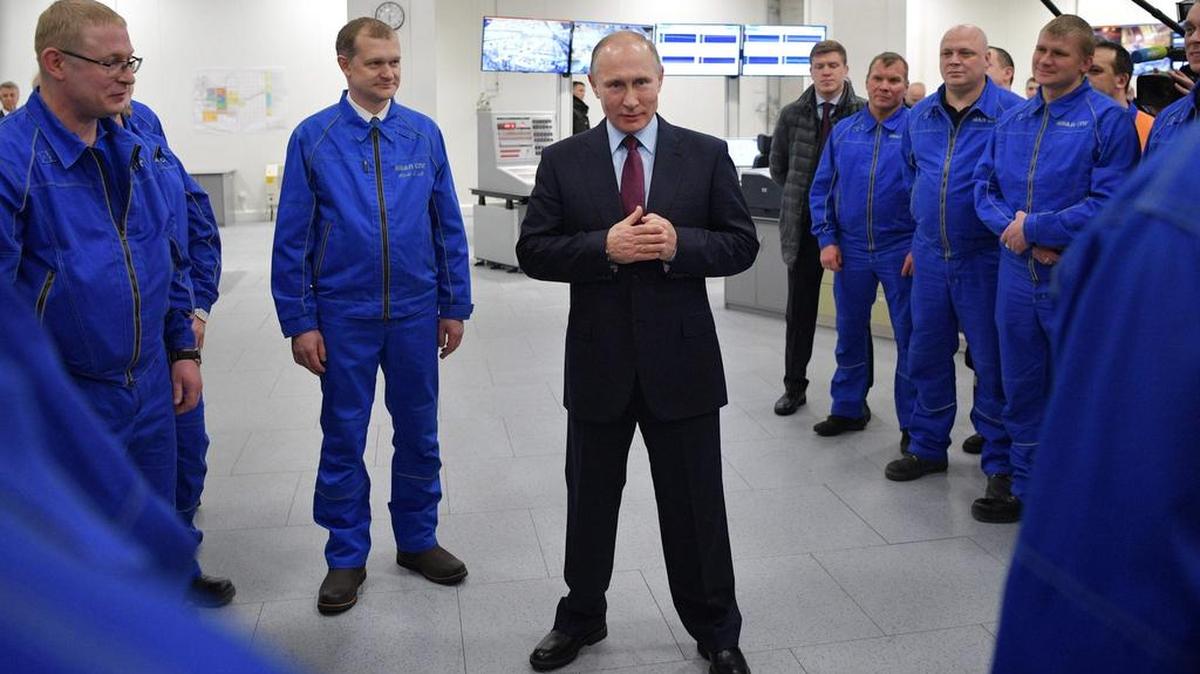 El presidente de Rusia, Vladimir Putin (centro), habla con los empleados de la planta de gas natural licuado que inauguró el 8 de diciembre en la costa siberiana del Ártico.