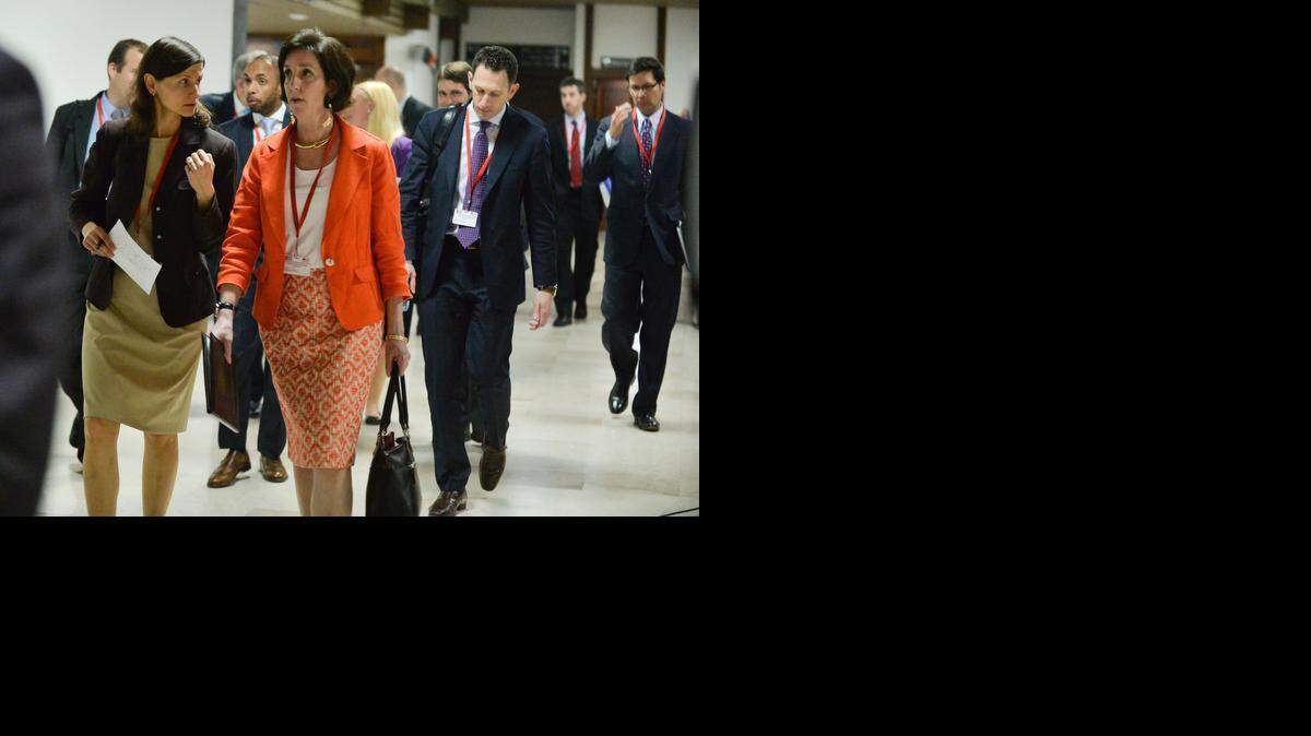 
Roberta S. Jacobson (centro), subsecretaria de Estado para el Hemisferio Occidental, sale del Palacio de Convenciones en La Habana, el 22 de enero.
