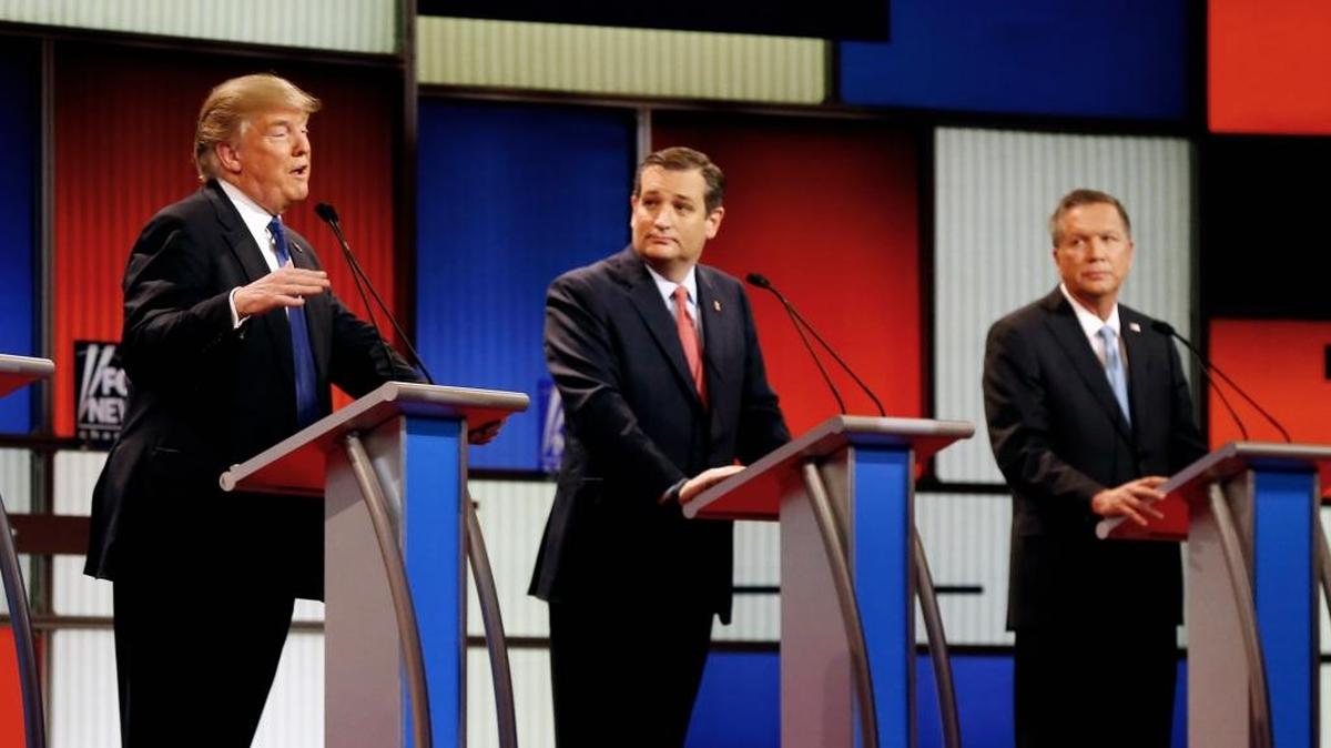 Los candidatos presidenciales republicanos Donald Trump (izq.), Ted Cruz y John Kasich participan en un debate en el Teatro Fox, en Detroit, el 3 de marzo.
