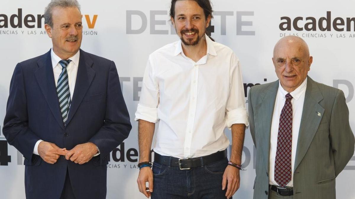 Pablo Iglesias, líder del partido Podemos, junto al periodista Manuel Campo Vidal (izq.) y al productor de televisión Fernando Navarrete, se dispone a participar en un debate electoral en Madrid, el 13 de junio.