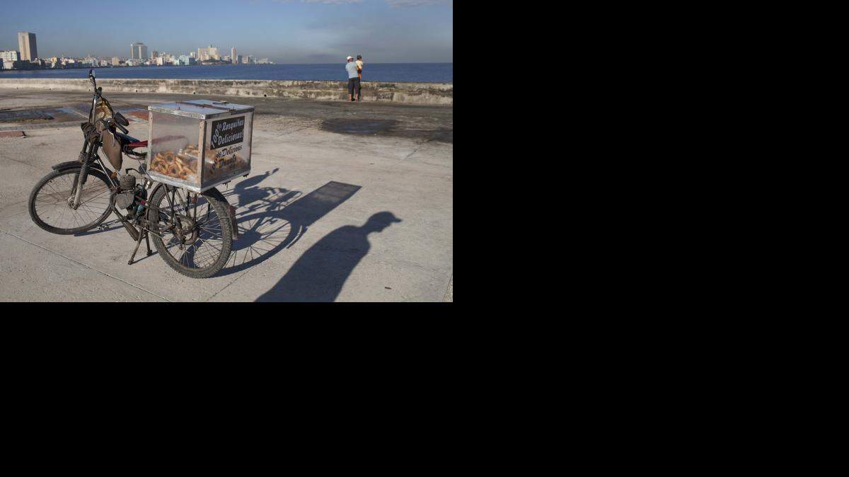 
La sombra de un vendedor de dulces se destaca junto a su bicicleta en el Malecón de La Habana, este martes, cuando la Asamblea General de la ONU votó en contra del embargo norteamericano a Cuba.
