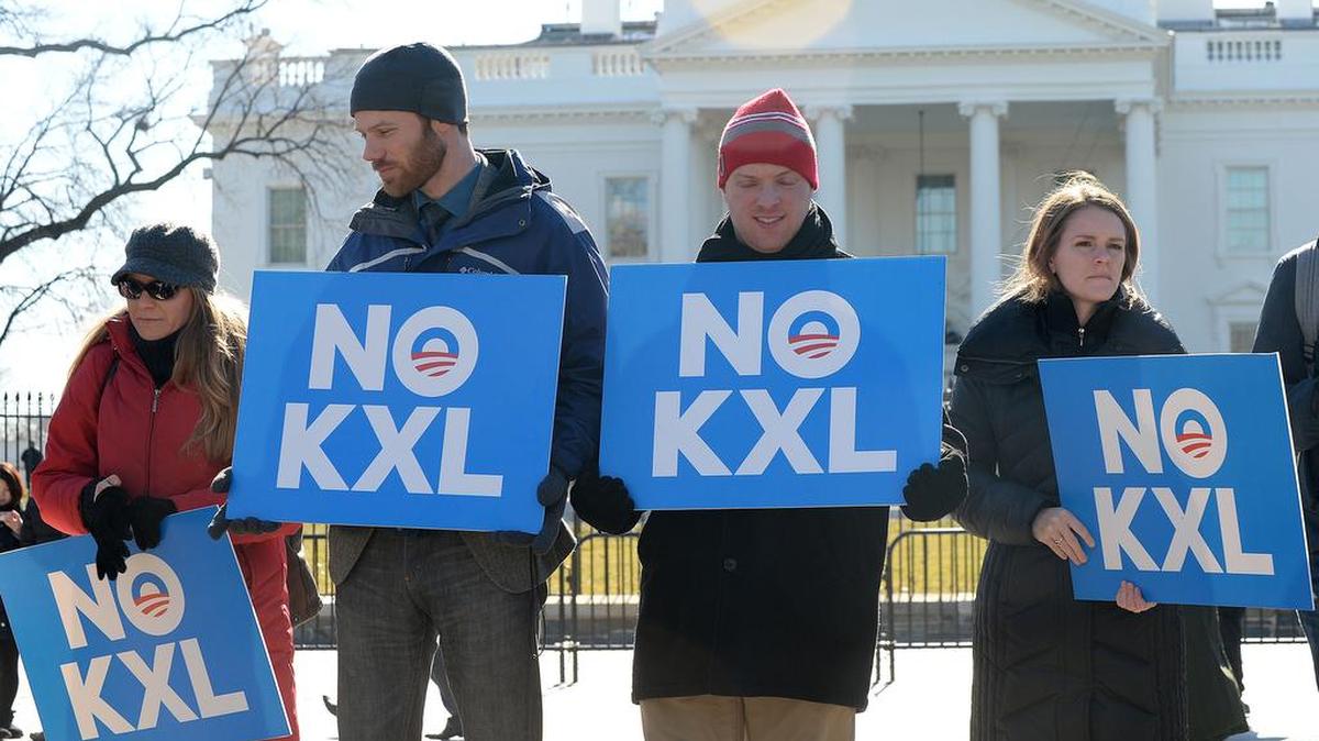 Varias personas protestan frente a la Casa Blanca contra la construcción del oleoducto Keystone XL, en enero del 2015.