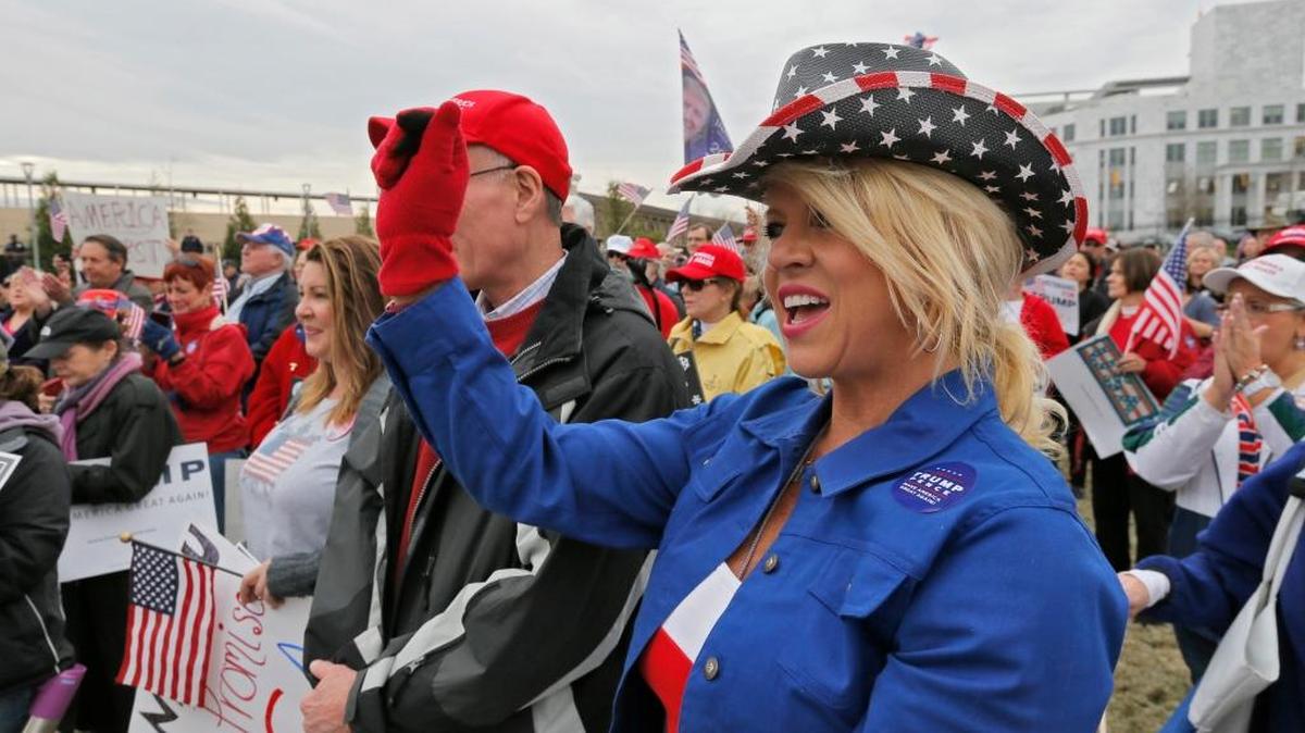 Partidarios del presidente Donald Trump se congregan frente al Capitolio de Georgia, en Atlanta, el 27 de febrero.