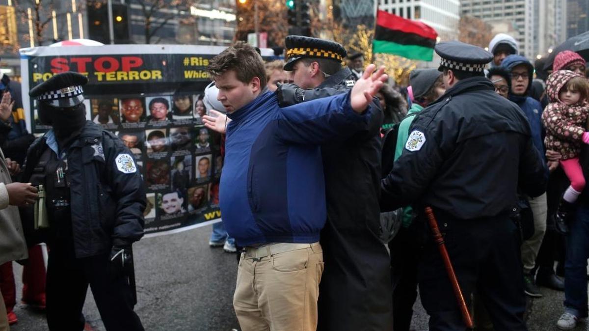 Un agente sujeta el jueves a un manifestante durante una protesta en Chicago por la muerte de Laquan McDonald, de 17 años, a manos del policía Jason Van Dyke en el 2014. Van Dyke le disparó 16 veces al joven.
