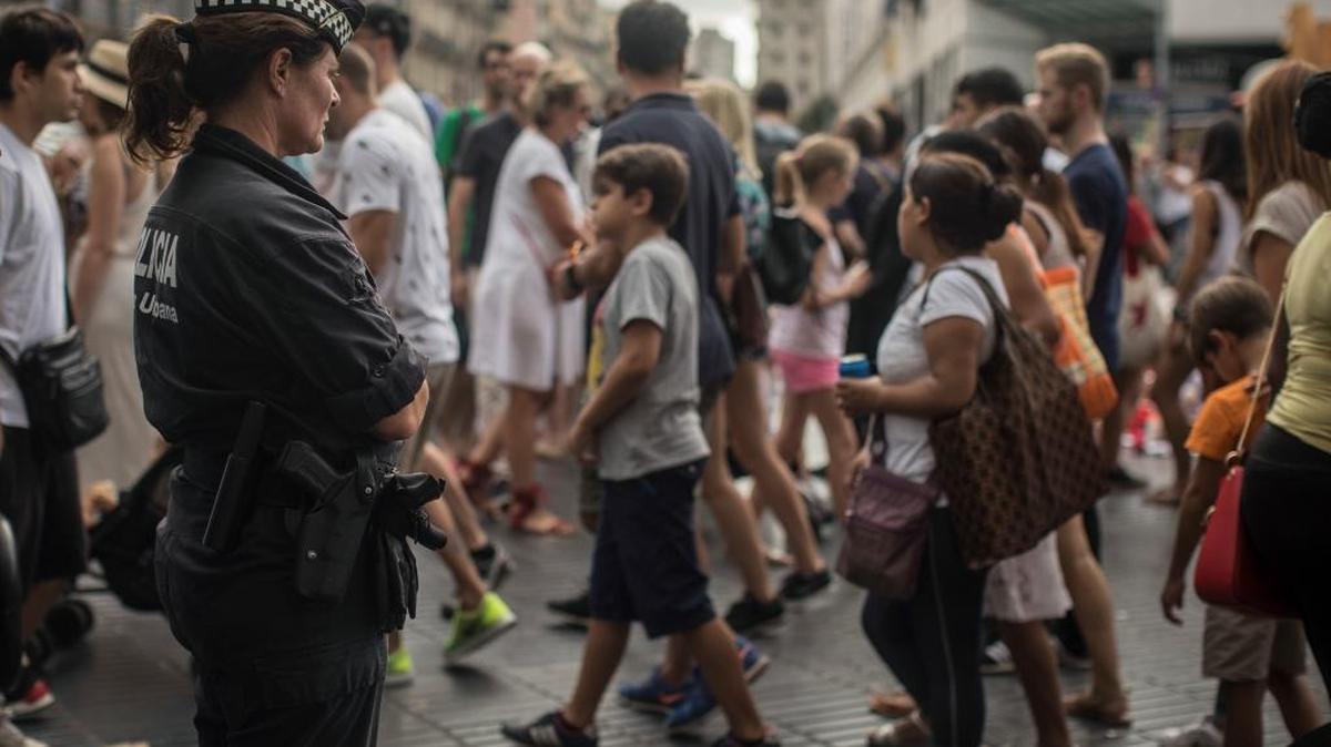 Una mujer policía monta guardia en la avenida de Las Ramblas, en Barcelona, el 21 de agosto, después del atentado terrorista en la ciudad catalana.