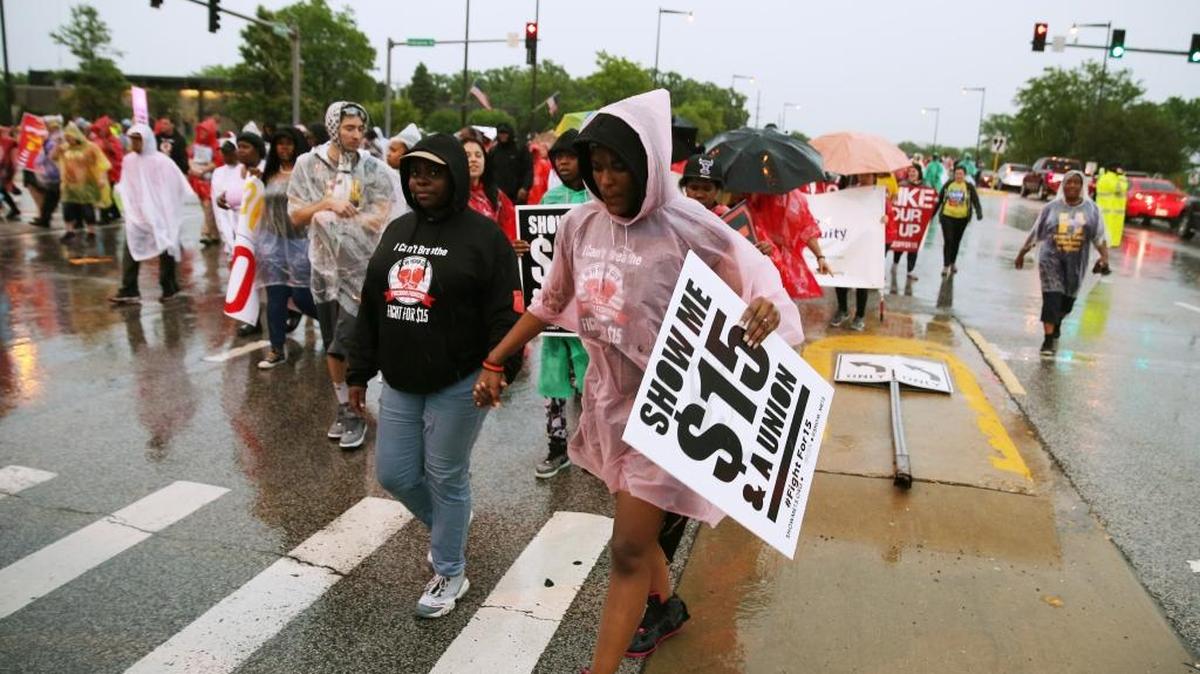 Manifestantes exigen un aumento del salario mínimo a $15 la hora durante una protesta en Oak Brook, Illinois, el pasado 25 de mayo.