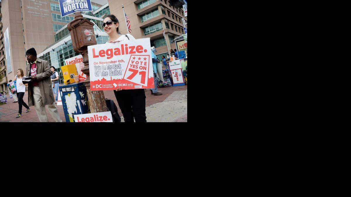 
La activista Anastasia Stepanova hace campaña por la legalización de la marihuana en Washington, el martes pasado.
