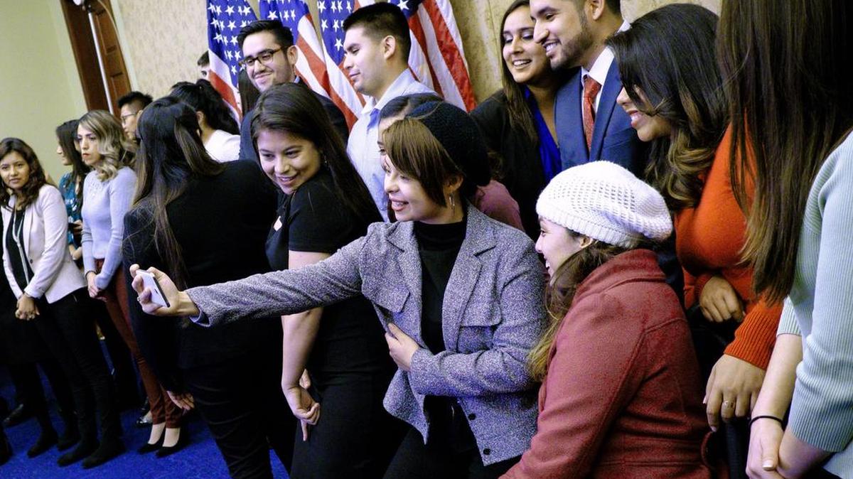 Dreamers que asistieron al discurso del Estado de la Unión el 30 de enero en Washington se toman fotos antes del evento.