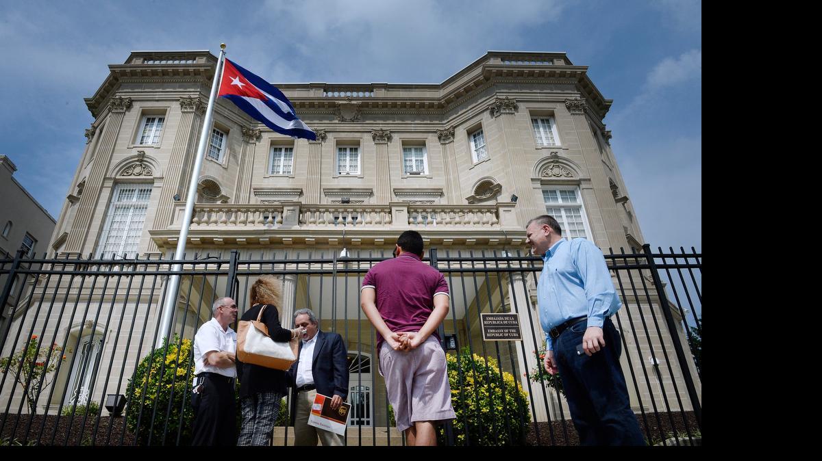 
La bandera cubana ondea frente a la embajada de ese país en Washington, DC, despues de 54 años que ambos países rompieran realciones.

