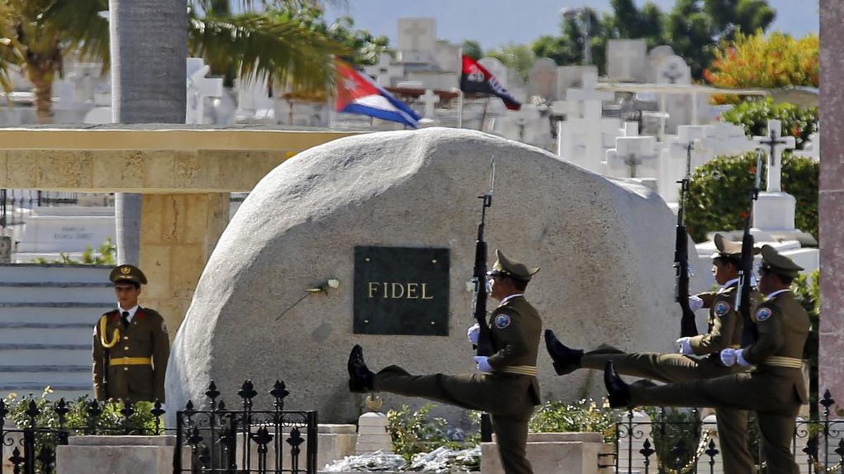Soldados cubanos custodian la tumba de Fidel Castro en el cementerio de Santa Ifigenia en Santiago de Cuba, el 4 de diciembre del 2016.