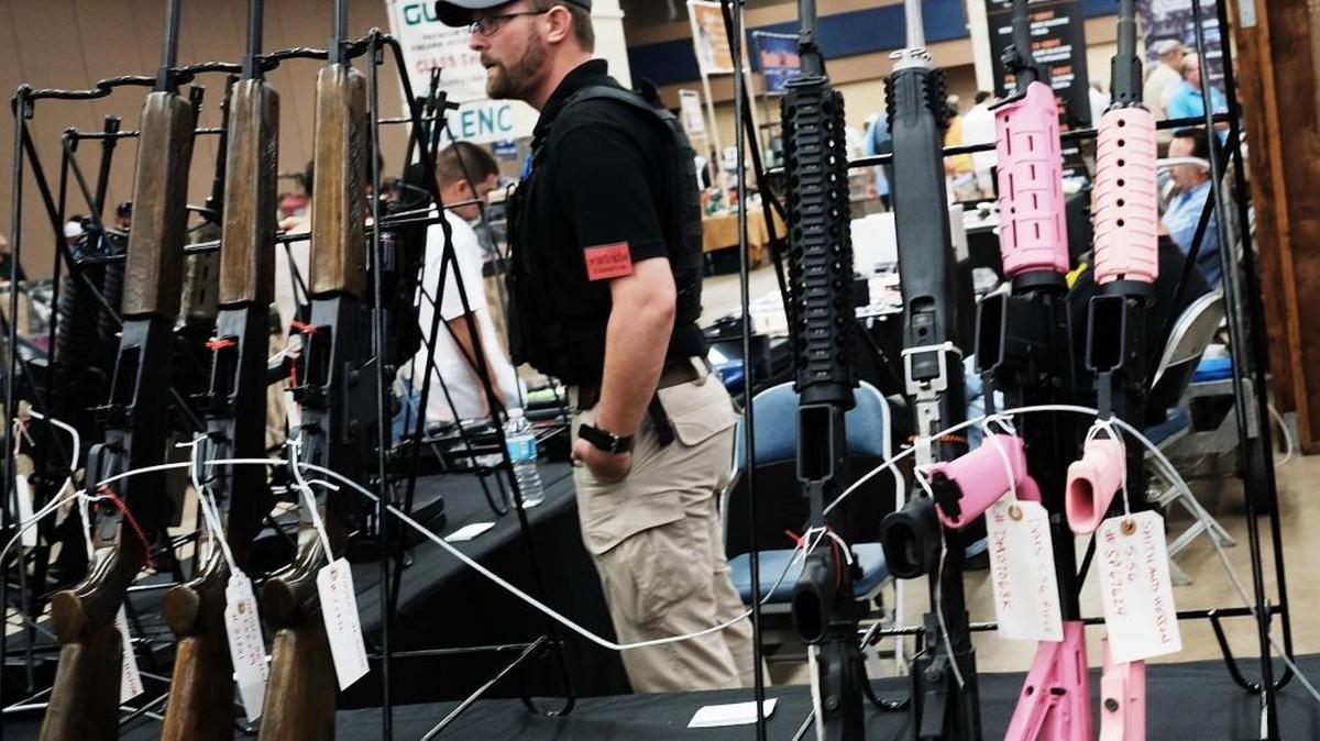Un cliente observa fusiles en una feria de armas realizada en Fort Worth, en el estado de Texas, el 10 de julio.