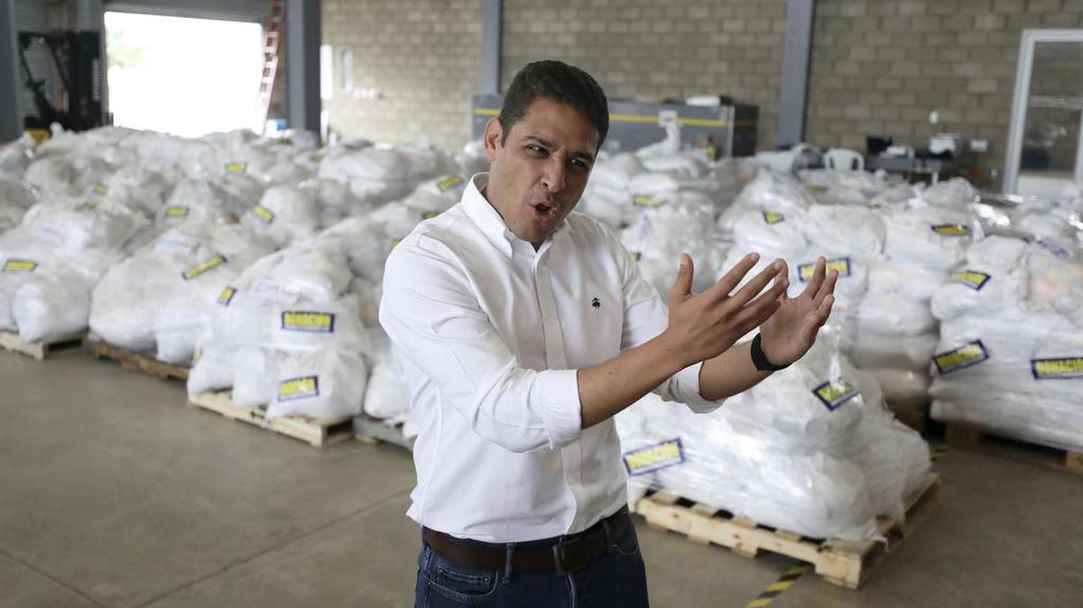 José Manuel Olivares, un diputado venezolano en el exilio, muestra uno de los depósitos en donde está guardada la ayuda humanitaria a Venezuela, el martes en Cúcuta, Colombia.